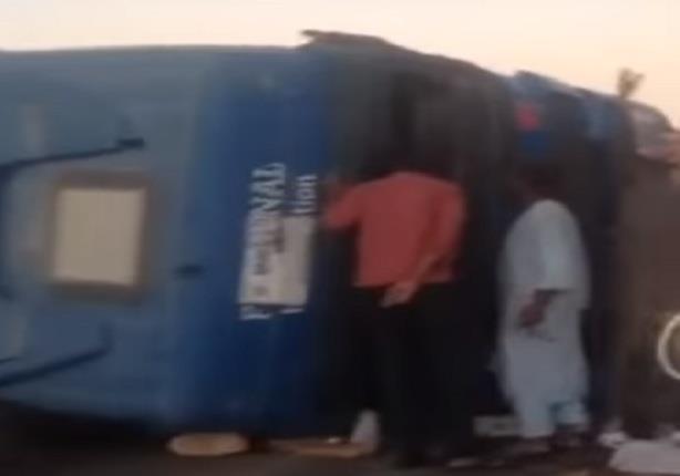 بالفيديو- سيارة تصدم سائق اثناء انشغاله بتصوير انقلاب حافلة