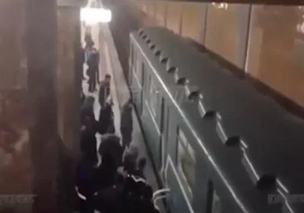 بالفيديو- بعد أن دهسهم قطار.. ثلاثة أشخاص ينجون من الموت