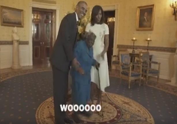 أوباما وزوجته يرقصان مع عجوز داخل البيت الأبيض