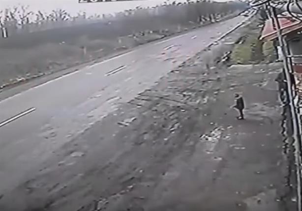 روسي يضحي بنفسه لإنقاذ طفل من الدهس بسيارة