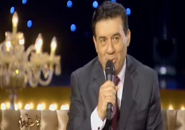 بالفيديو- الاعلامي مدحت شلبي يغني هو وزوجته على الهواء