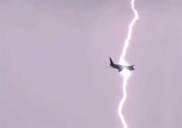بالفيديو.. البرق يصعق طائرة تابعة للخطوط الجوية الإماراتية