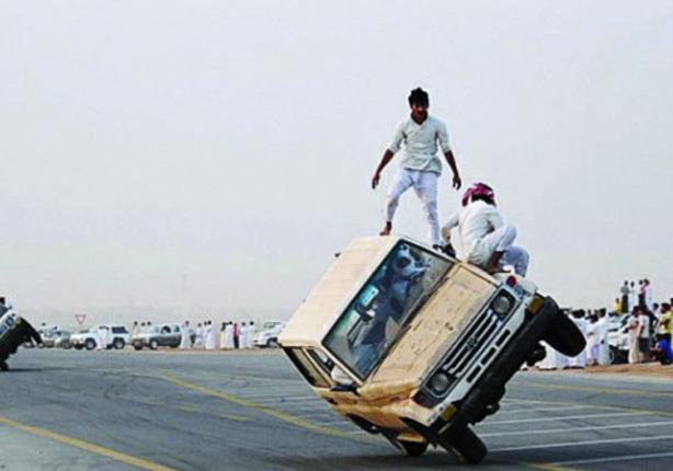 سعودي متهور يقود سيارته على إطارين وسط طريق مزدحم 
