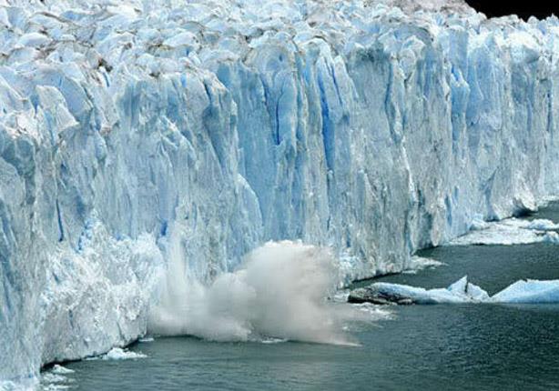 لحظة حدوث انهيار جليدي داخل بحيرة في الأرجنتين 