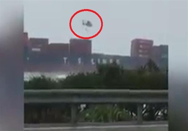 بالفيديو- لحظة تحطم طائرة مروحية خلال مهمة إنقاذ بتايوان