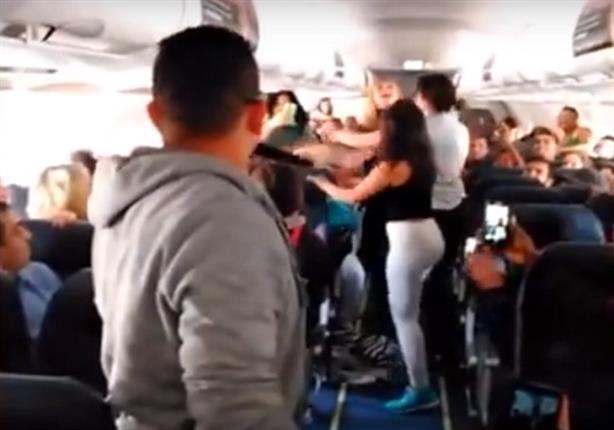 بالفيديو- خناقة ساخنة بين مجموعة من النساء على متن طائرة أمريكية