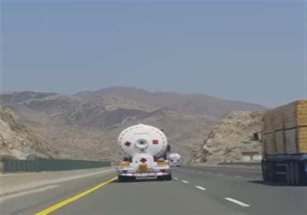 سباق بين "مقطورتي غاز" على الطريق السريع بالسعودية 
