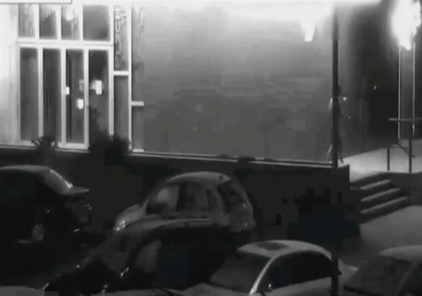 رجل يهاجم الناس والسيارات بوحشية في التشيك
