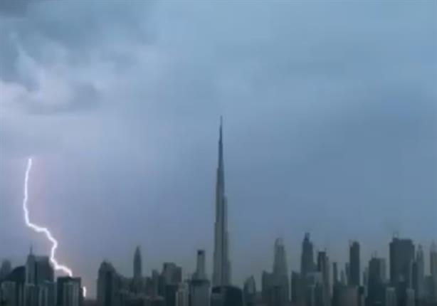 كاميرا ترصد لحظة انارة سماء دبي بالبرق