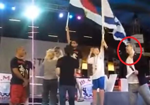 "الغيرة في دمه".. طفل يرفع علم مصر فوق راية إسرائيل بتايلاند -(فيديو)