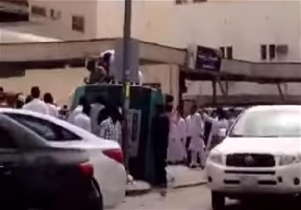 بالفيديو- انقلاب حافلة مدرسية يتسبب في وفاة طالبتين بالرياض