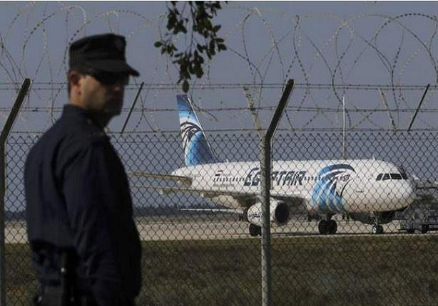 التليفزيون المصري يعرض صورة لخاطف الطائرة من داخلها