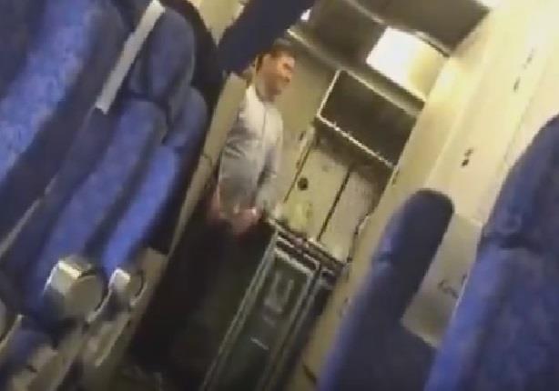فيديو من داخل الطائرة المخطوفة يظهر تفاصيل السيلفي الشهير مع الخاطف