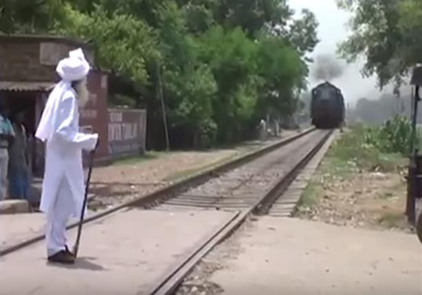 بالفيديو - هندي يداعب قطارًا كاد أن يصدمه