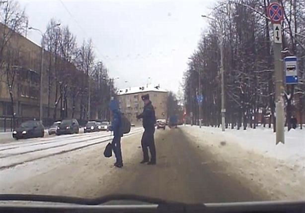 بالفيديو- شرطي شجاع يحمي صبياً من سيارة مسرعة بجسده