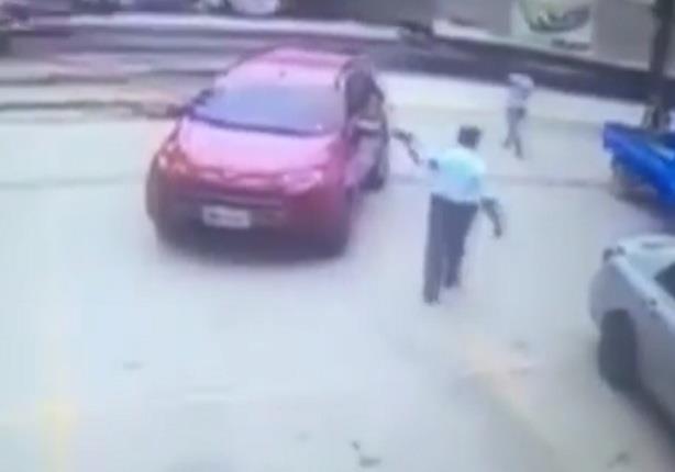 بالفيديو- حارس أمن يتعرض لموقف محرج بسبب سيارة بدون سائق