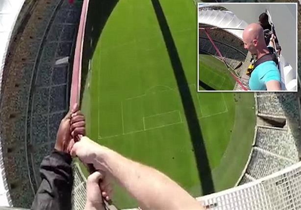 بالفيديو- مغامر يقفز عبر أطول حبل متأرجح في العالم