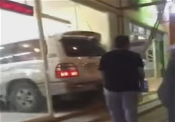 سائق يقتحم مبنى خدمي بسيارته في الرياض