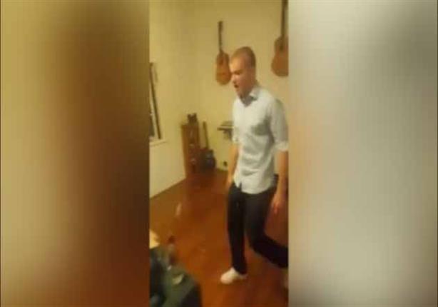 فيديو متداول لشاب أسترالي يبتلع رأس فأر حي
