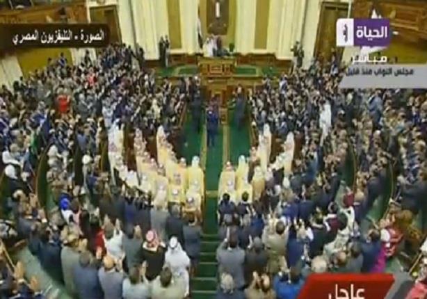 تصفيق حار وهتافات لحظة دخول الملك سلمان لمجلس النواب المصري