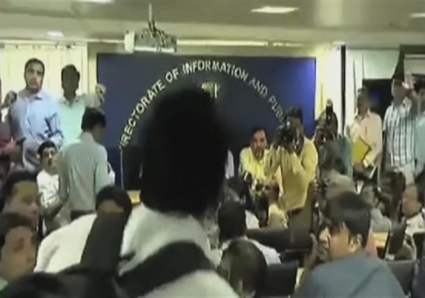 وزير هندي يتعرض للضرب بالحذاء بأحد المؤتمرات الصحفية