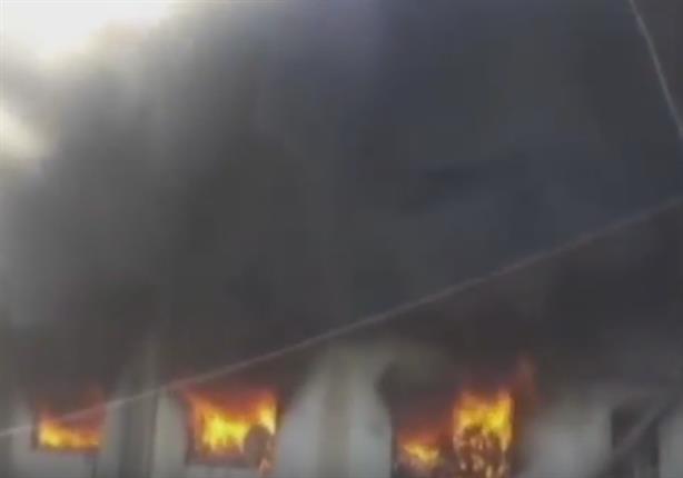 حريق يحاصر العشرات في مبنى بالهند.. (فيديو)