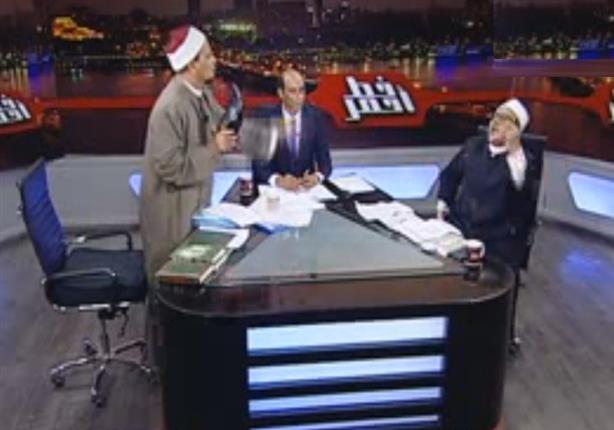 داعية إسلامي يضرب الشيخ "ميزو" بالحذاء على الهواء - فيديو