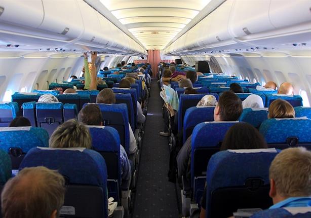 "سكران" يثير الرعب على متن طائرة مصر للطيران - فيديو