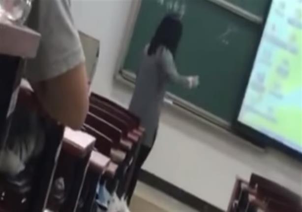 بالفيديو- مدرس يُجبر طالبة على معاقبة نفسها داخل الفصل بأسلوب غريب