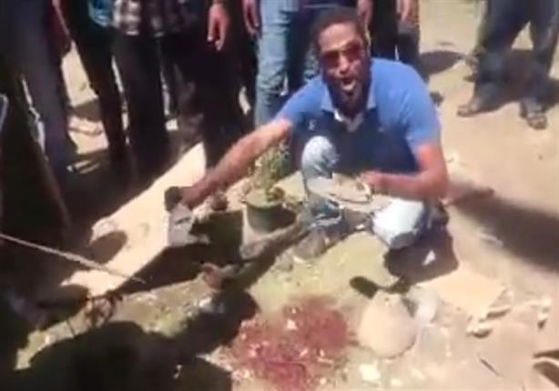 مواطن يغطي آثار دماء "بائع الشاي" ضحية حادث التجمع: "ده ظلم" - فيديو
