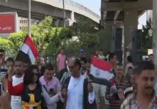 شبيه السادات يحتفل بتحرير سيناء مع مواطني العباسية - فيديو