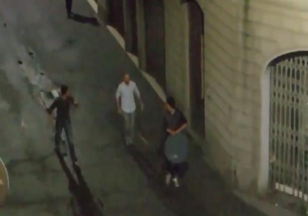كاميرا ترصد حرب شوارع بين مصريين ومغربيين في إيطاليا - فيديو