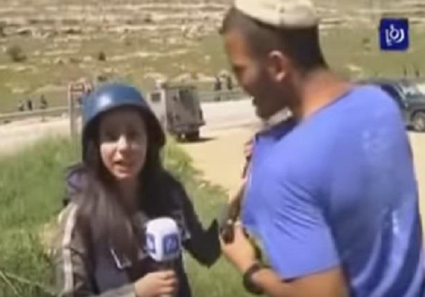 استفزاز مراسلة فلسطينية على الهواء من قبل اسرائيلى..شاهد رد فعلها 