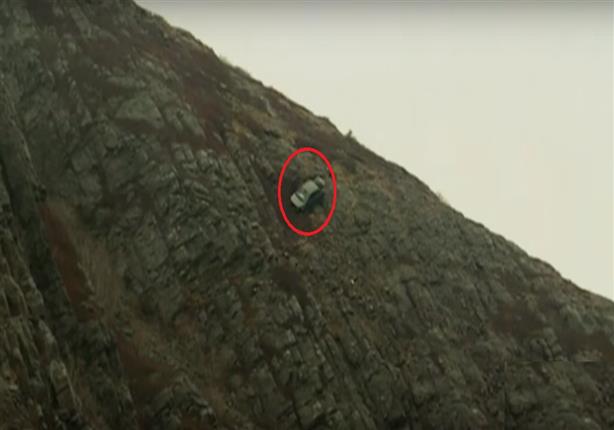 نجاة فتاة من الموت بعد سقوط سيارتها من أعلى منحدر جبلي