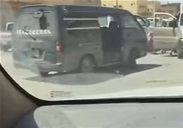 سائق ينقل طالبات في باص بدون باب بالسعودية