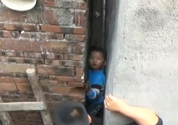 بالفيديو- إنقاذ مثير لطفل سقط بين حائطين