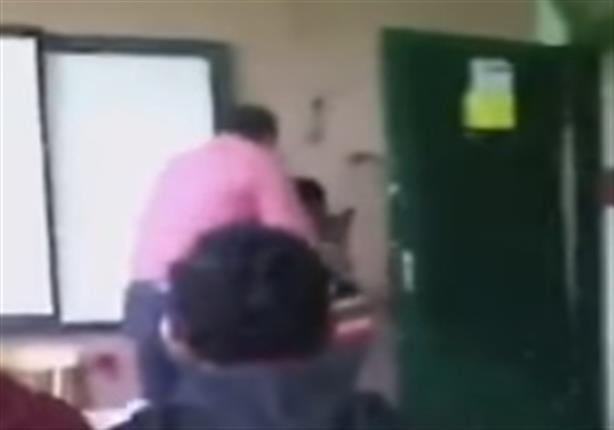 مدرس يضرب طالبا على وجهه أمام زملائه داخل الفصل 