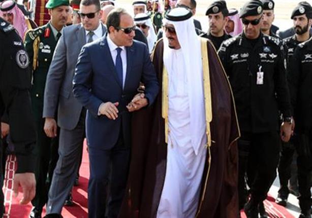 بالفيديو- لحظة وصول الملك سلمان القاهرة واستقبال الرئيس السيسي له