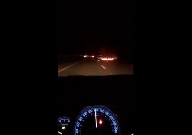 سعودي يرصد سائق متهور يقود شاحنة على سرعة 160 كم/س 