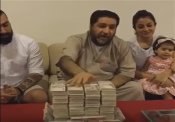 بالفيديو - جد يهدي حفيدته وزنها أموال بمناسبة عيد ميلادها