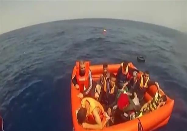 لحظة انقاذ مهاجرين انقلب بهم القارب في البحر الابيض المتوسط