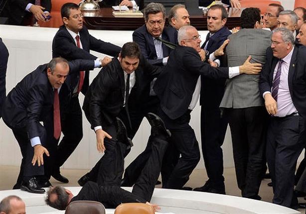 بالفيديو.. اشتباكات بالأيدي داخل البرلمان التركي