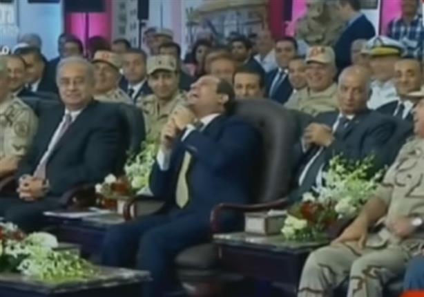 الرئيس السيسي يدخل في نوبة ضحك بسبب فرش "الأسمرات" - فيديو
