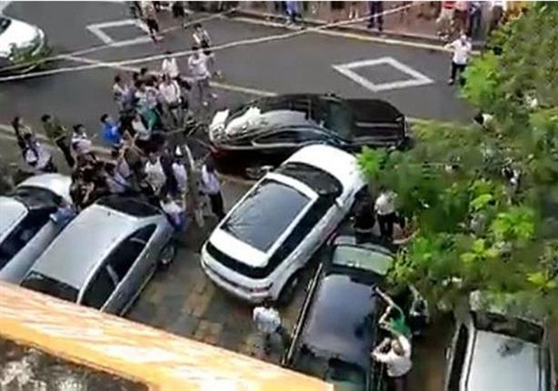 بالفيديو.. فتاة متهورة تدمر سيارة "جاجوار" بسيارتها الـ"رانج"
