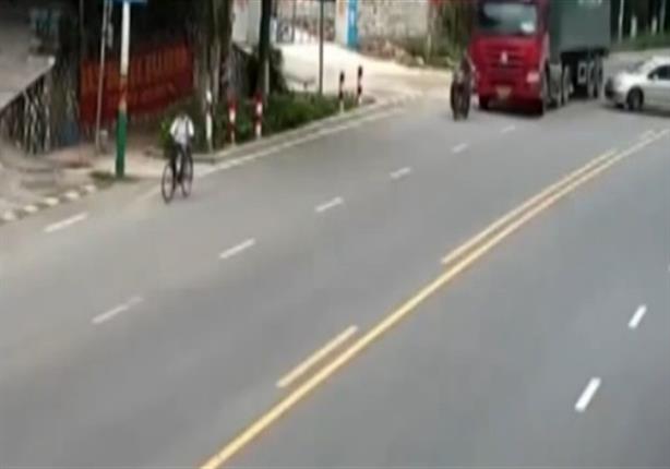 سائق دراجة نارية ينجو من الموت بأعجوبة في الصين