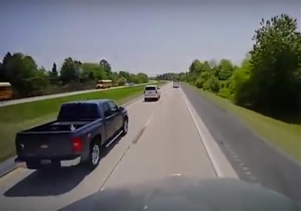 كاميرا شاحنة تلتقط مشهدًا لاصطدام 5 مركبات في حادث مميت- فيديو