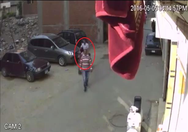 كاميرا مراقبة ترصد حادث سرقة بأحد شوراع المنصورة - فيديو