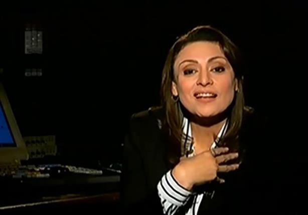 منى عراقي تهاجم مذيعة شهيرة بسبب ظهورها بمظهر غريب على الشاشة - فيديو