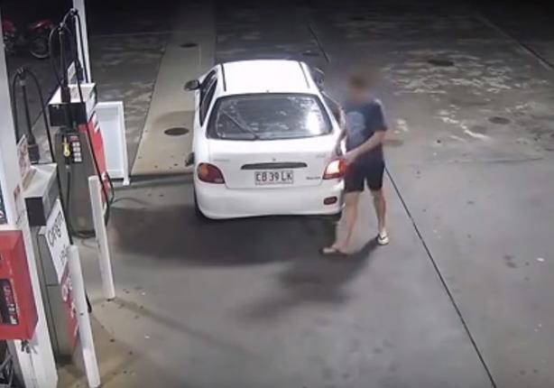 لحظة سرقة سيارة من محطة وقود في أستراليا 