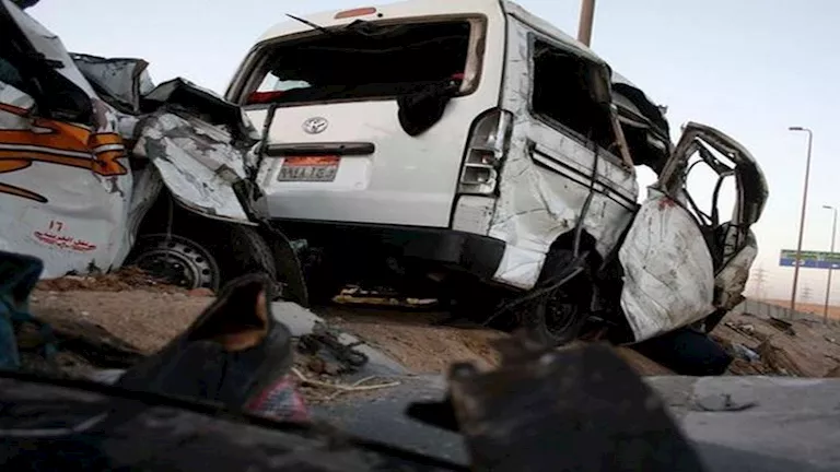 بالأسماء.. مصرع شخص وإصابة 14 آخرين في حادث انقلاب ببني سويف